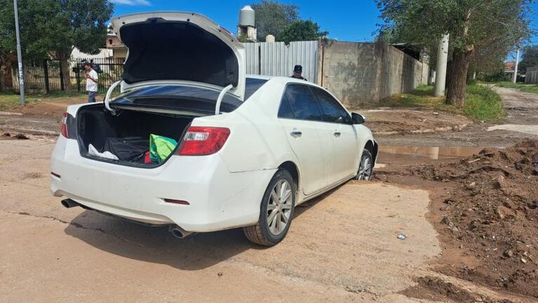 Robaron un auto y quedaron atascados en una zanja por la tormenta