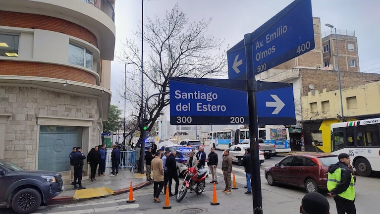 Robaron un bolso con millones de pesos en el centro y fueron detenidos tras chocar en plena persecución