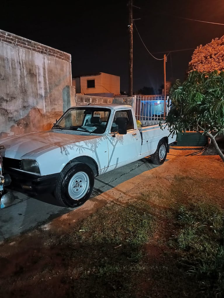 Robaron una camioneta en barrio René Favaloro.