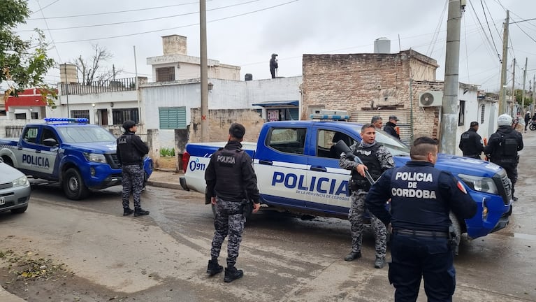 Robaron una camioneta y chocaron mientras escapaban de la Policía: uno se fugó por los techos