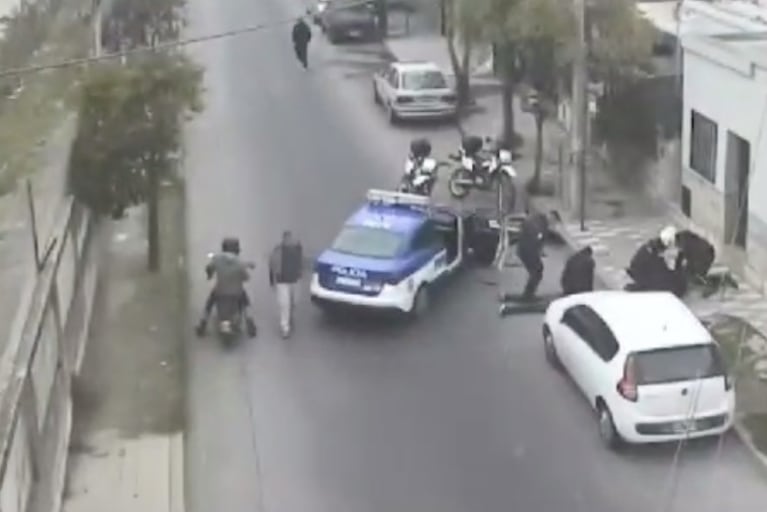 Robaron una moto, huyeron y chocaron contra un móvil policial