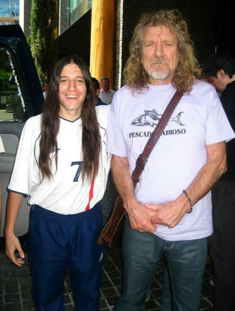 Robert Plant luciendo una remera del grupo argentino Pescado Rabioso.