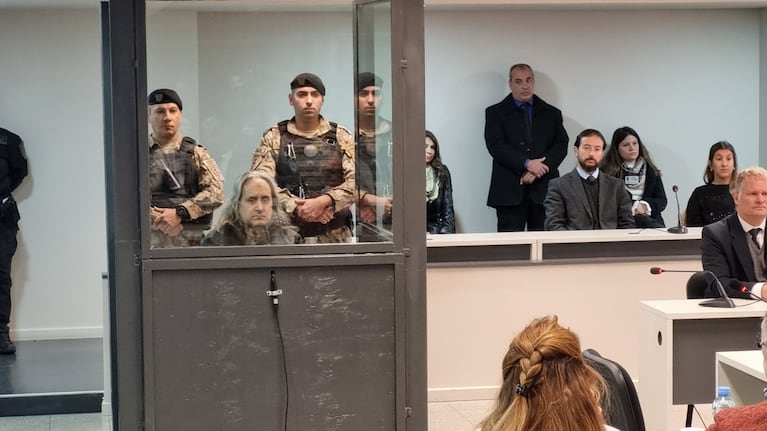 Roberto Carmona encerrado en una cabina de máxima seguridad en el juicio por el crimen del taxista.