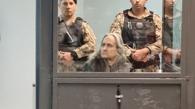 Roberto Carmona enfrenta el juicio encerrado en una caja blindada.