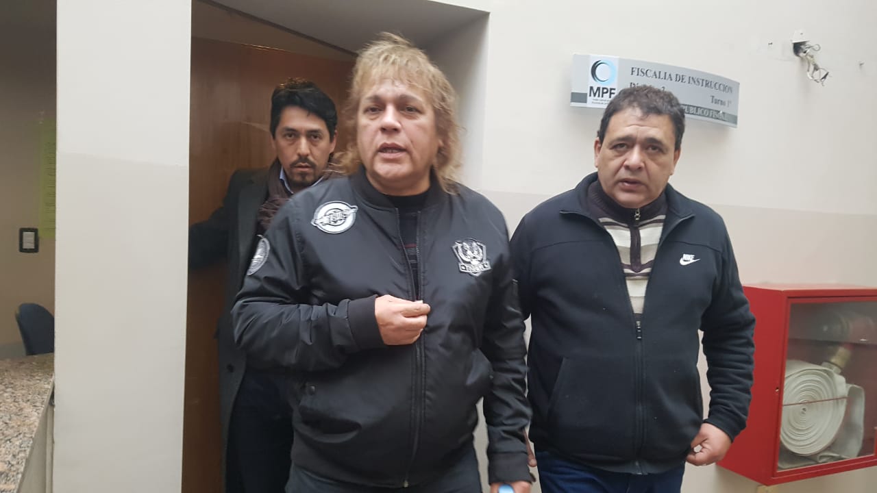 Roberto y Julio Moyano denunciaron que debían pagar para poder abrir el local.