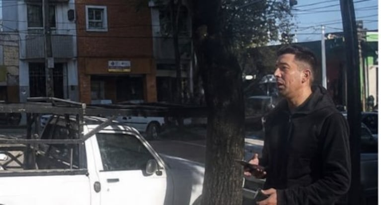 Robó a plena luz del día y quedó registrado cuando iba con el inhibidor en la mano.