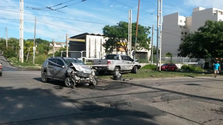 Robó, huyó, chocó y quedó atrapado por el “airbag”