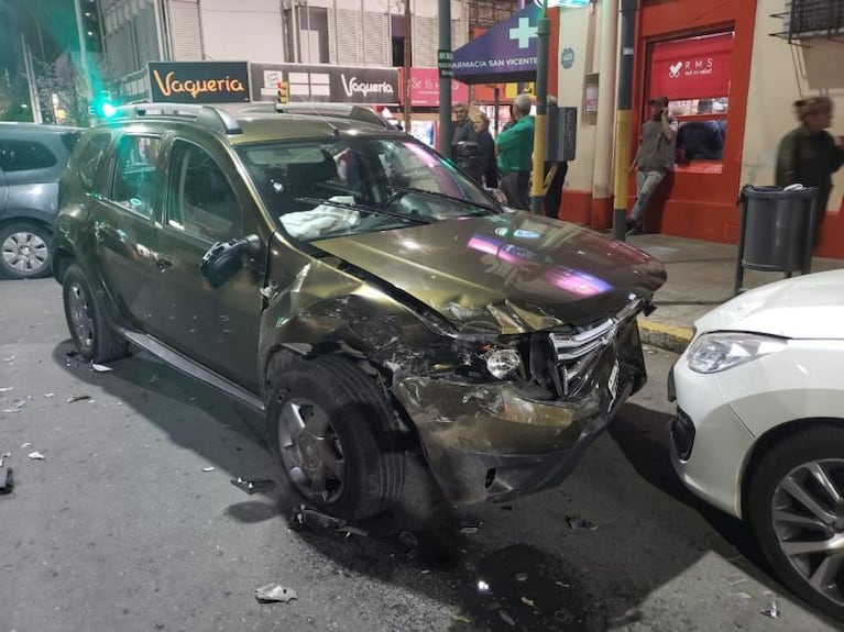 Robo, persecución y choque múltiple en barrio San Vicente