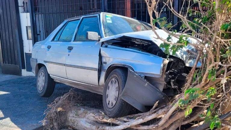 Robó un auto con una mujer de 79 años adentro y chocó: la víctima está grave