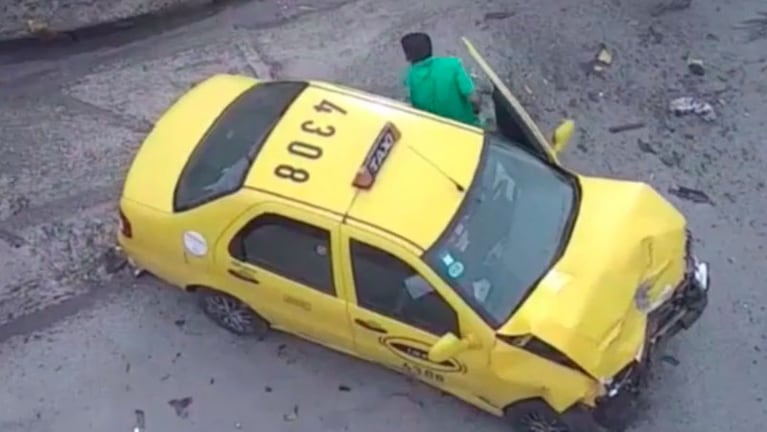 Robó un taxi, huyó de la Policía y chocó.