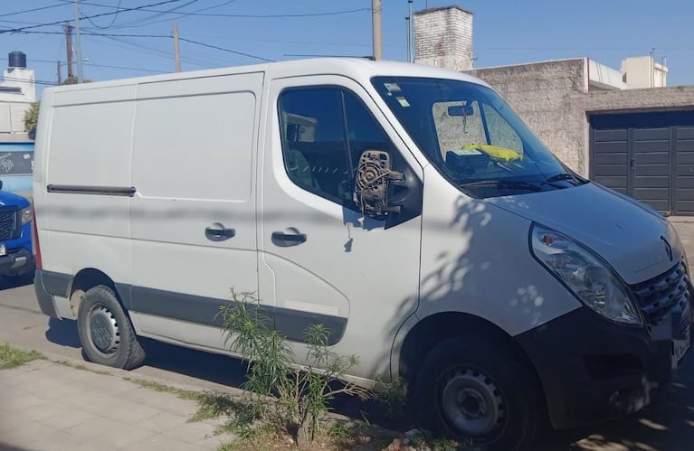 Robó un utilitario con encomiendas de Mercado Libre, intentó fugarse y lo detuvieron