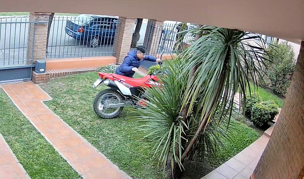 Robó una moto, un vecino lo vio y lo siguió en su auto: el ladrón terminó preso
