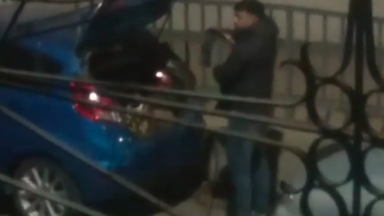 Robó una rueda y acomodó el baúl: quedó registrado