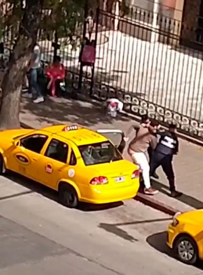 Robó y quiso huir en taxi: el video de la detención mientras amenazaba al chofer