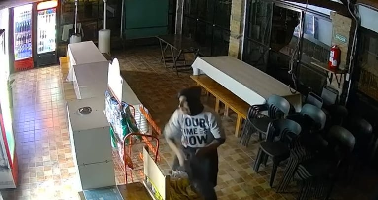 Robos en un complejo deportivo.