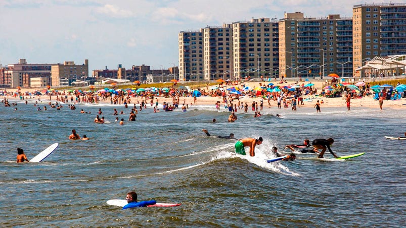 Rockaway Beach es una playa muy frecuentada por surfers.