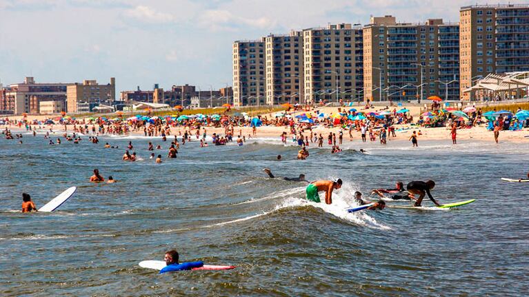 Rockaway Beach es una playa muy frecuentada por surfers.