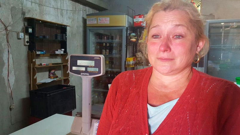 Rodeada de policías, Ana Martellotto  pensó que nunca le iban a robar. Fotos Roxana Martínez.