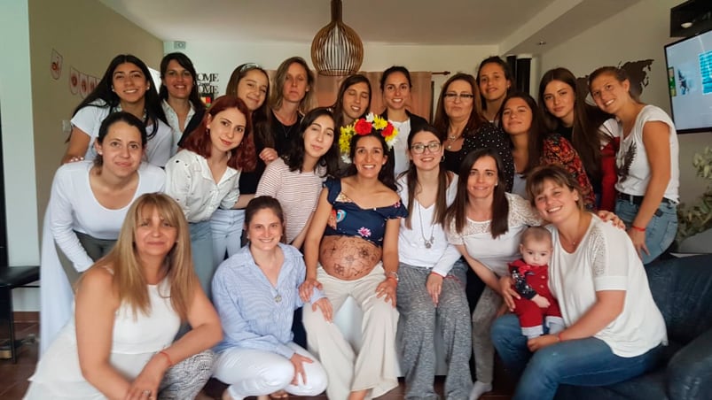 Rodeada de sus amigas, hermosos deseos y buena energía se prepara para recibir a su hijo. 