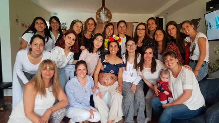 Rodeada de sus amigas, hermosos deseos y buena energía se prepara para recibir a su hijo.