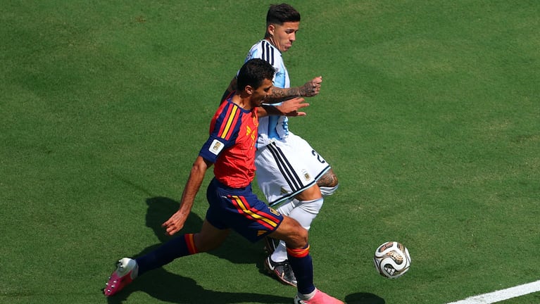 Rodri ante Enzo Fernández. REUTERS/Mike Segar