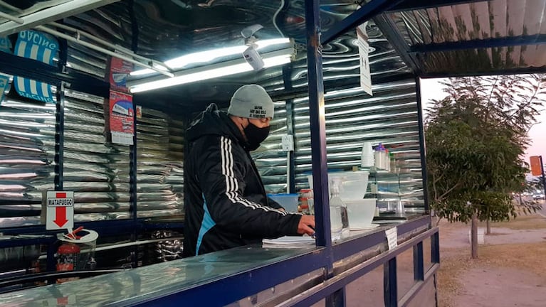 Rodrigo, angustiado y sin poder vender sus desayunos. / Foto: El Doce