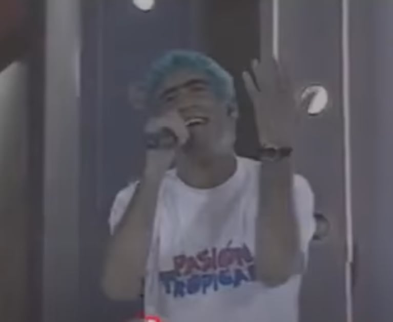 Rodrigo Bueno con la remera de Pasión Tropical que Walter le regaló a su descubridor.
