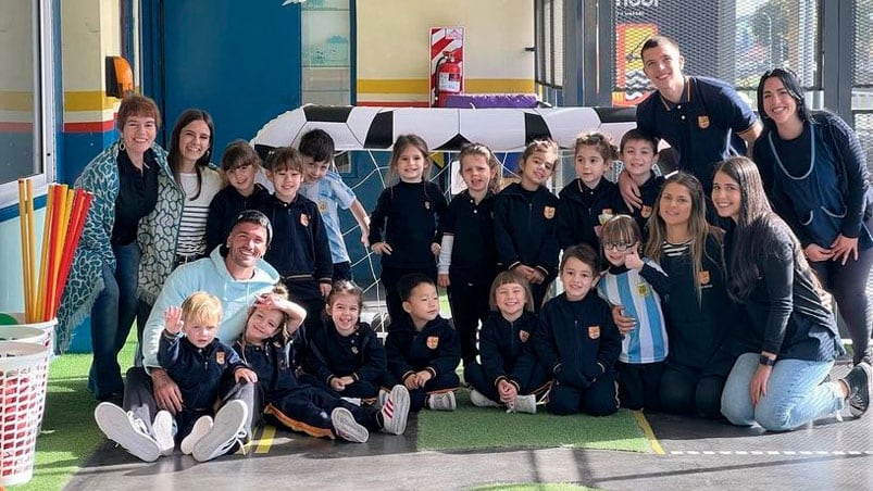 Rodrigo de Paul en el jardín de sus hijos.