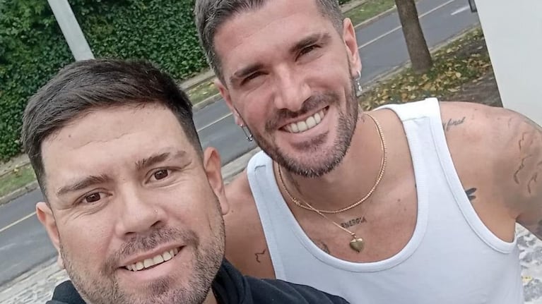 Rodrigo de Paul y el repartidor.