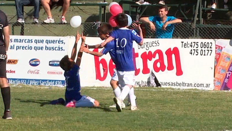 Rodrigo Sánchez festeja el gol del triunfo, para el Instituto Peña.