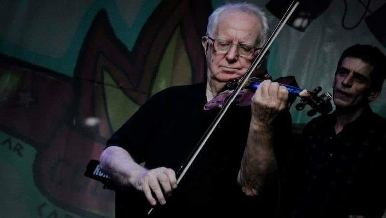 Rogelio Campana con su violín. 