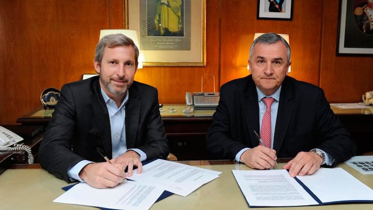 Rogelio Frigerio y Gerardo Morales firmando para la provincia de Jujuy.