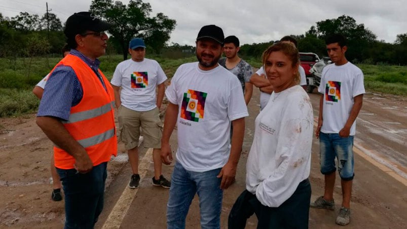 Rojas junto a los voluntarios de su fundación.