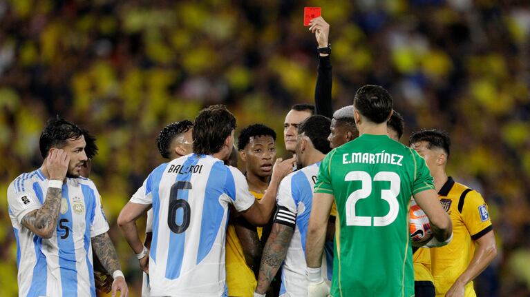 Roldán expulsó a Otamendi por una falta a Valencia. REUTERS/Cristina Vega