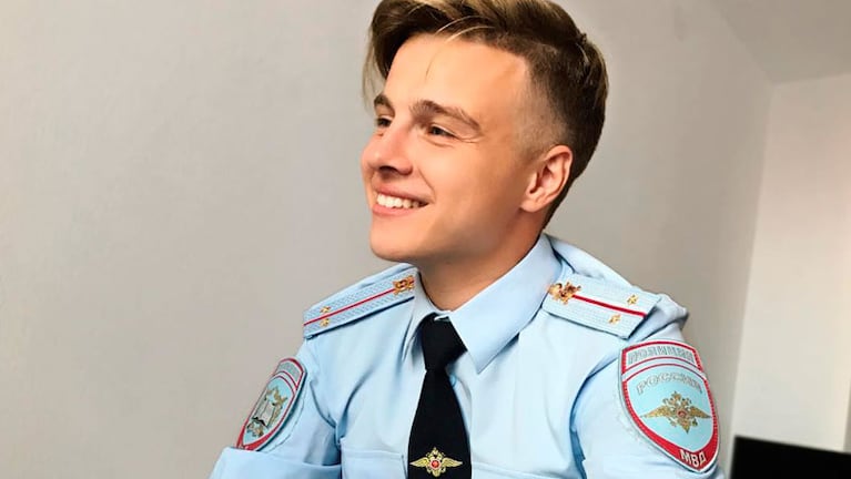 Román Nóvak, un joven policía que parece un modelo de revista.
