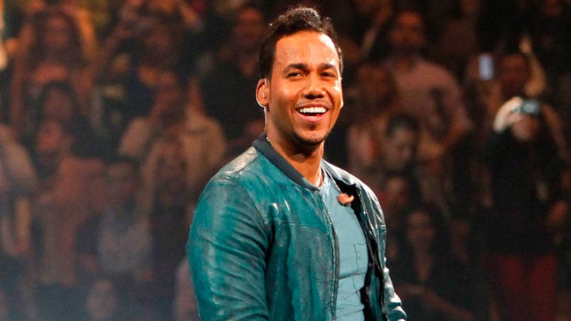 Romeo Santos y un gesto, por lo menos, desagradable.