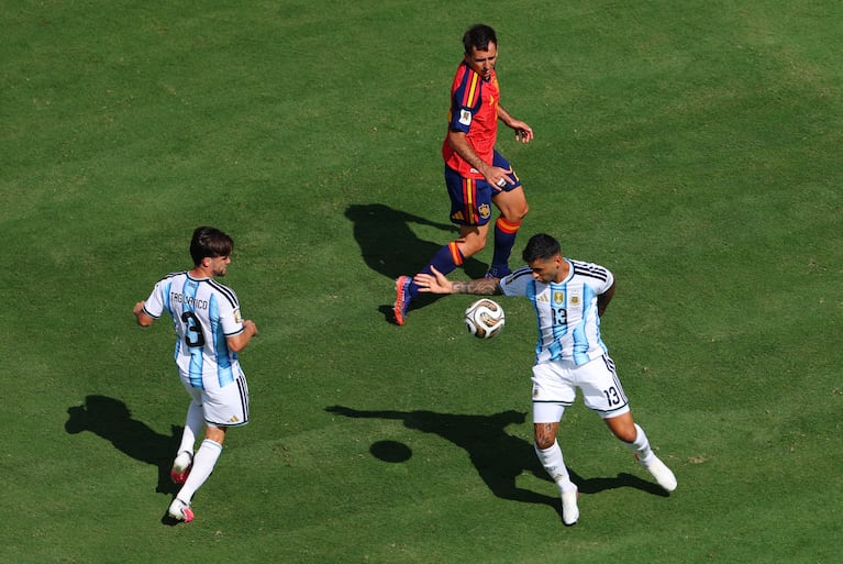 Romero dominando la pelota ante la mirada de Tagliafico y Oyarzabal. REUTERS/Mike Segar