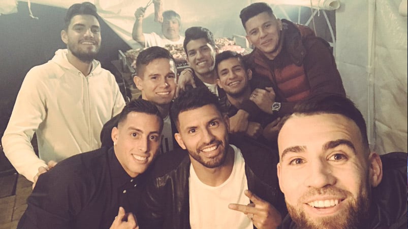 Romero, Funes Mori, Agüero, Marcos Rojo y Otamendi, con el asado de fondo.