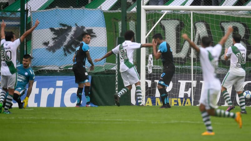 Romero se agarra la cabeza mientras festeja Banfield. 