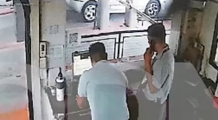 Romina Gaetani pidiendo auxilio a los guardias del country Tortuguitas.