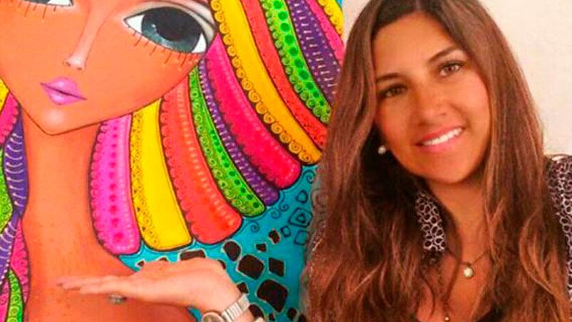 Romina Lerda junto a su obra "Mujeres".