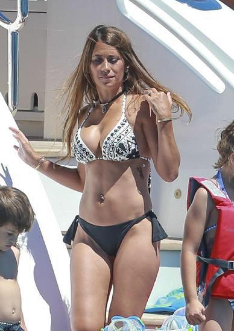 Rompecorazones: la mujer de Messi lució su lomazo en bikini