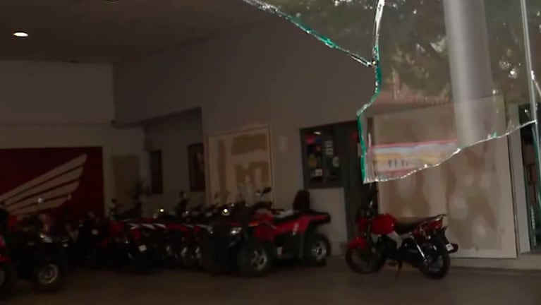 Rompieron el vidrio y se llevaron dos motocicletas. 