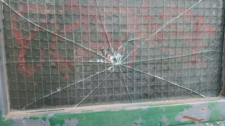 Rompieron los vidrios de la escuela y terminaron presos
