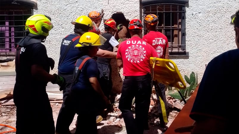 Rompieron parte de una pared para retirar al intruso.