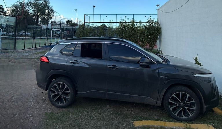 Rompió el vidrio de un auto y robó una mochila con plata y cheques millonarios: fue detenido