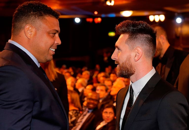 Ronaldo y Leo Messi durante la ceremonia.