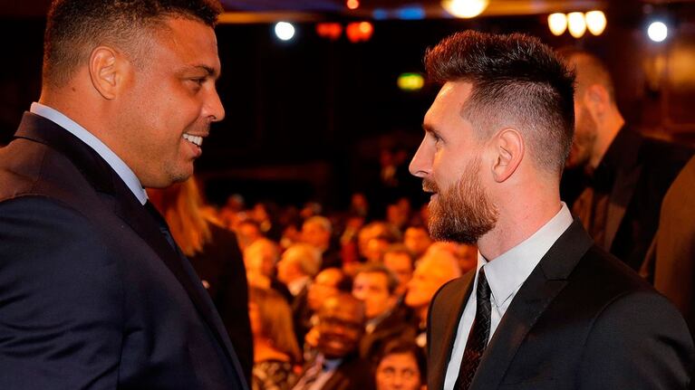 Ronaldo y Leo Messi durante la ceremonia.
