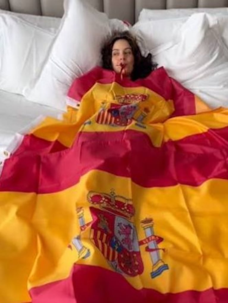 Rosalía compartió una imagen con la bandera española.