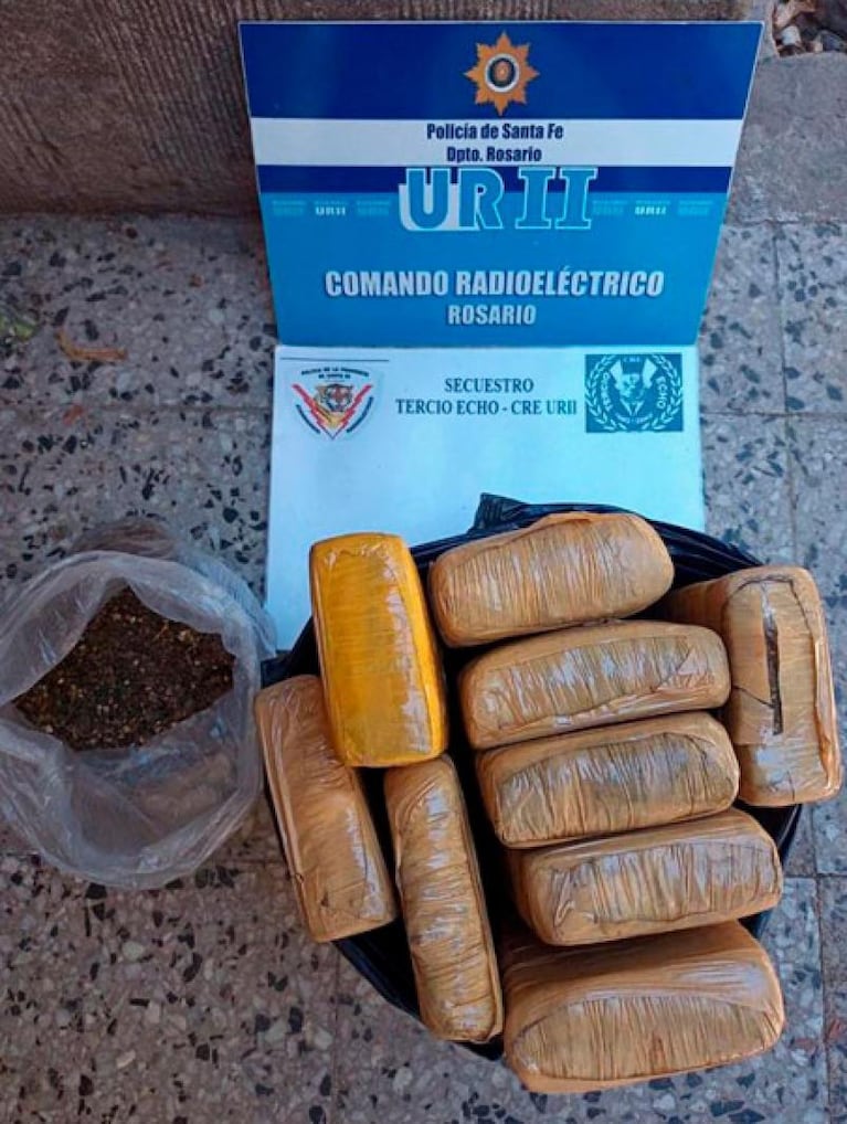 Rosario: una mujer salió a su patio para buscar paltas y se topó con varios paquetes de droga